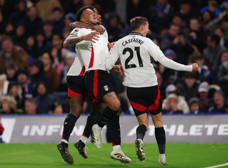 里夫斯14分7助攻＆艾顿10分，湖人半场轰出67分